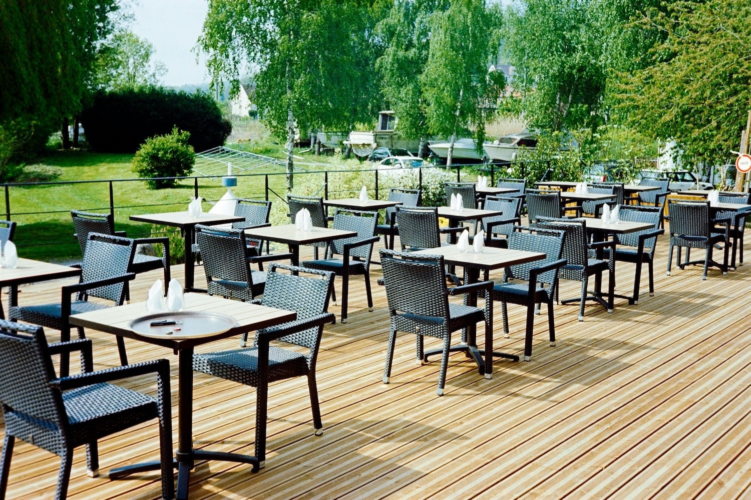 10-Summer-Restaurant-Marketing-Ideas-That-Attract-More-Customers-on-a-Budget-1 10-Summer-Restaurant-Marketing-Ideas-That-Attract-More-Customers-on-a-Budget