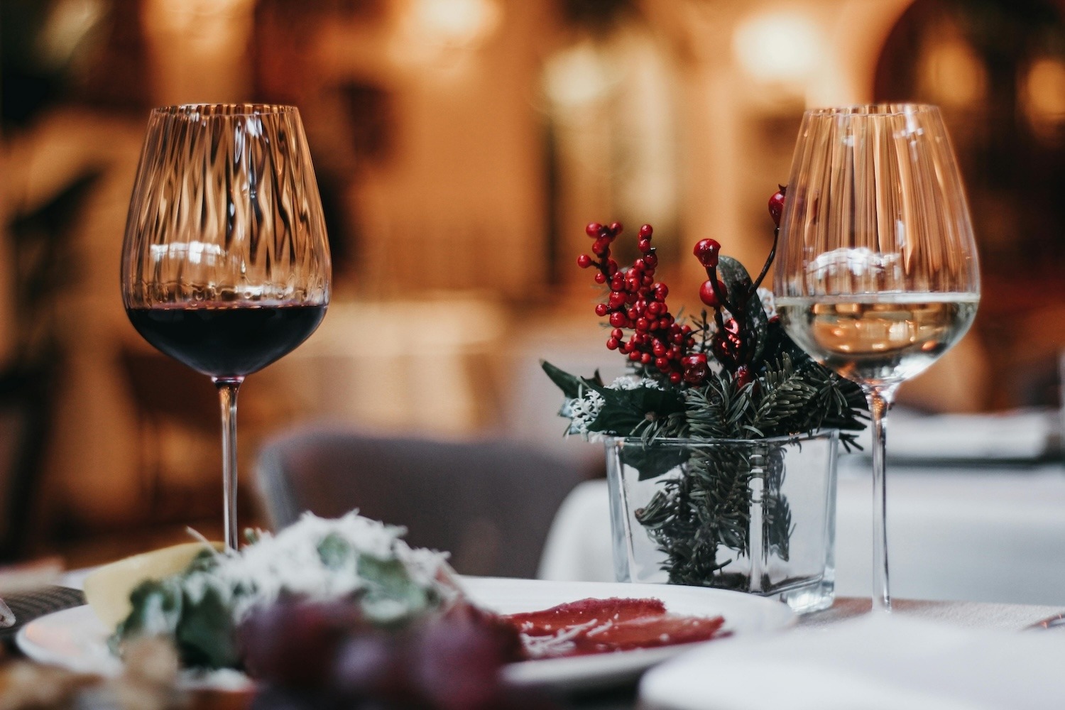 restaurant-holiday-dining-room-ready-for-guests