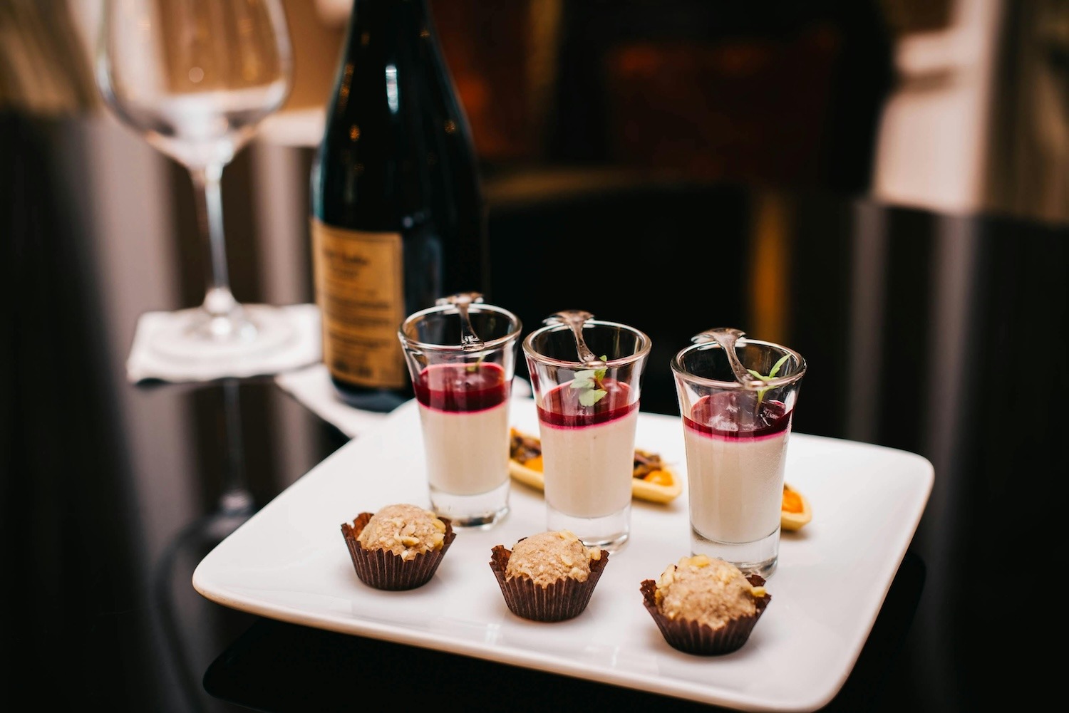 restaurant-holiday-incentives-free-dessert-drink-upgrade